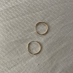 “Between hoops”. 14k yellow gold.